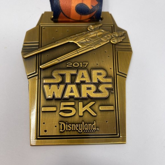Disneyland Star Wars 5K Finisher Medal 2017 Gold RunDisney Collector’s Medal - Picture 3 of 5